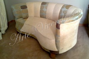 Canapé Banane couvert multi tissus velours blanc cassé bleu satinée