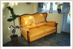 Ancien canapé tissus couleur jaune