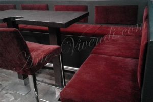 Banquette d'angle tissus couleur bordeaux sur fond noir
