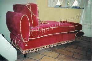 Ancien canape velours rouge avec passementerie