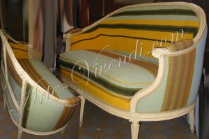 canape de style ancien avec habillage tissu a rayures jaune bleu clair noir multi couleurs