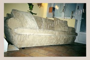 Canapé trois places refait completement en velours couleur beige deux grand coussins