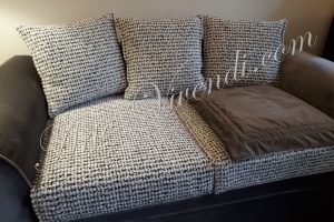 canape deux places velours gris fonce coussins velours noir et blanc