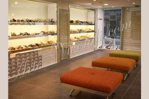 trois taburets structure métal avec tissus vert orange rouge