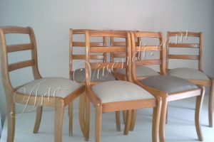 chaises habillage peau de galuchat synthétique couleur beige clair et beige foncé