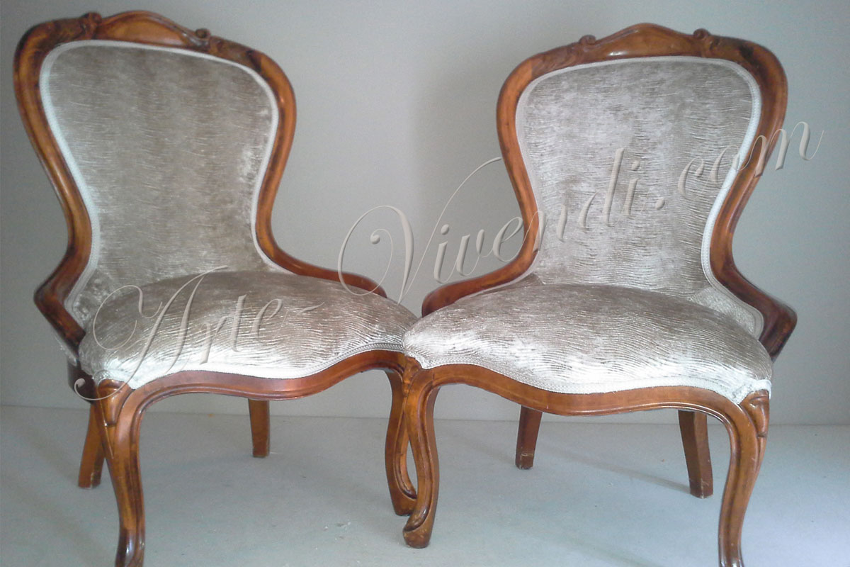 Deux chaises bois avec tissu couleur blanc cassé gauffré