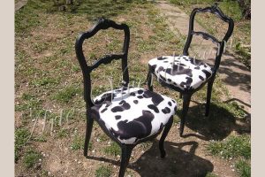 chaises ancien relooke peau de vache synthétique noir et blanc