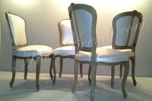 Quatre chaises en bois couvert skaï blanc brillant