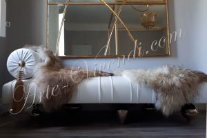 Meridienne daybed cuir blanc plissé pied dore peau de mouton design by Arte Vivendi