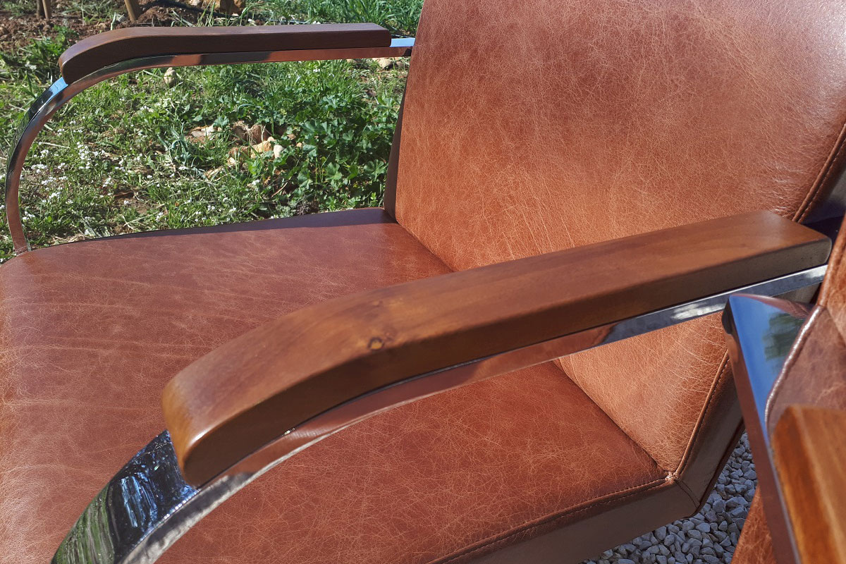 Chaise bureau refait en cuir couleur cognac avec accoudoir en noyer.