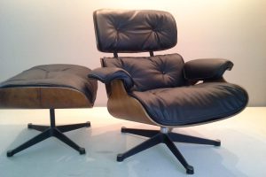 Eames lounge chair &amp; ottoman By Charles and Ray Eams 1956. Refait complet avec cuir noir