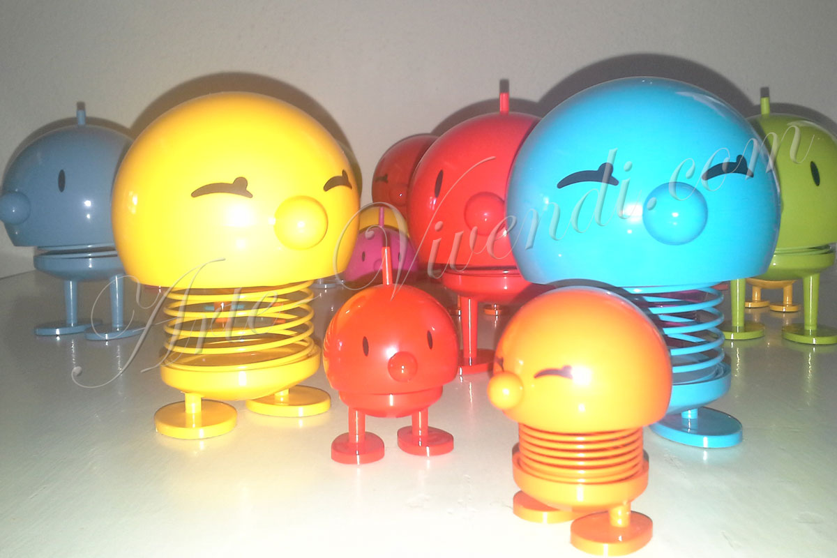 Figurines plastic moblie jaune rouge bleu