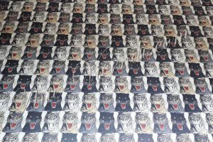 Papier peint imprimé tête de tigre noir écru blanc sable rouge GUCCI