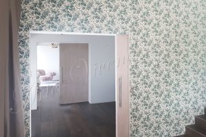 Papier peint à imprimé Herbarium Gucci, feuillage vert fond blanc écru