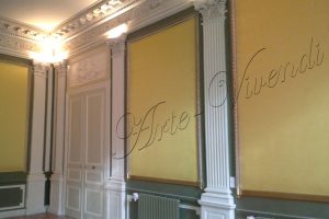 Panneaux de tenture murale dans ancienne appartement tissu jaune peinture vert et blanc