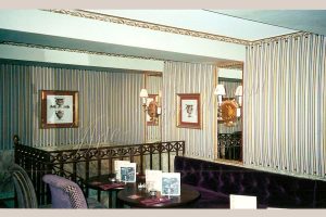 Tenture murale plissé dans restaurant couleurs violet jaune blanc