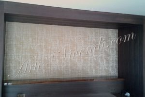 Panneau murale dans alcove en bois marron foncé tissus de soie couleur beige
