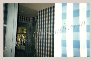 Tenture mural chambre hotel tissu carro bleu et blanc