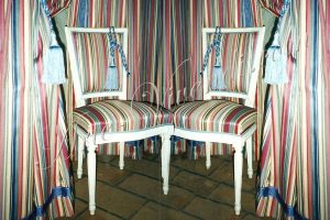 Rideaux et chaises tissu rayure bleu rouge creme
